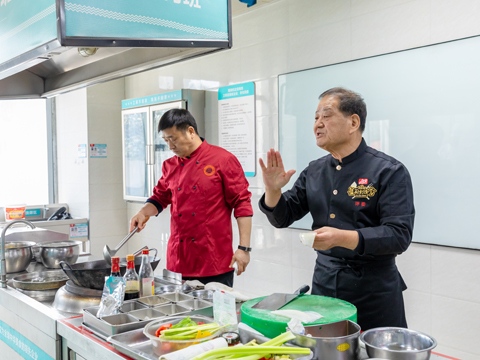 西安新东方烹饪技工学校喜迎中餐大师，共筑烹饪梦想