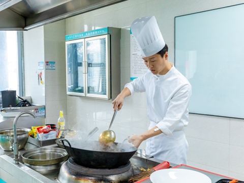 西安新东方毕业生回馈母校，亲身示范传授烹饪技艺
